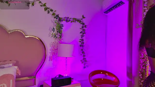 NahiaraReina online show from May 2026 01:28:01 PM