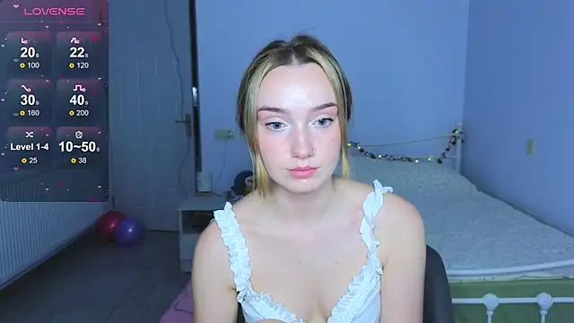 Snapshot of Wild_Sophie_ chatting on December 2025 02:15:01 PM Wild Sophie online show from December 2025 02:15:01 PM