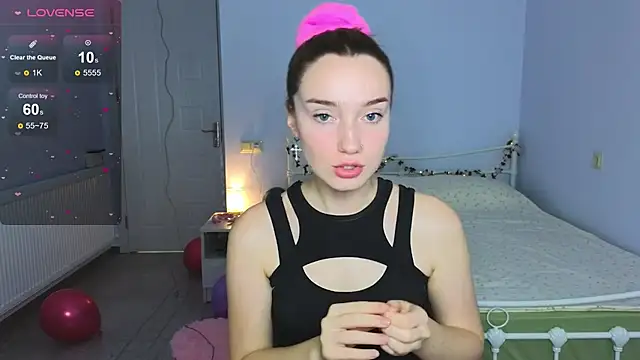 Snapshot of Wild_Sophie_ chatting on December 2025 03:41:01 PM Wild Sophie online show from December 2025 03:41:01 PM