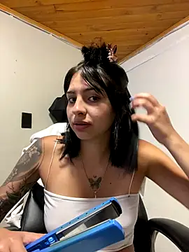 Snapshot of Hilary_pinkk chatting on October 2025 01:28:02 AM Hilary pinkk online show from October 2025 01:28:02 AM