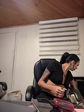 Snapshot of Hilary_pinkk chatting on December 2025 02:29:01 AM Hilary pinkk online show from December 2025 02:29:01 AM