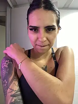 Snapshot of Hilary_pinkk chatting on January 2026 11:07:01 PM Hilary pinkk online show from January 2026 11:07:01 PM