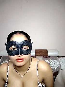 bigtitsqueen online show from April 2026 08:01:02 AM