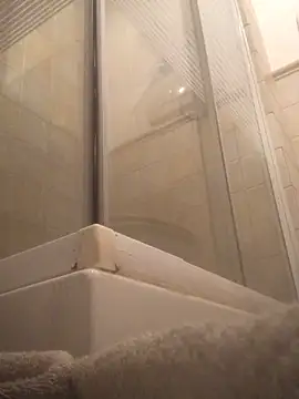 Snapshot of FrettedLodine chatting on November 2025 12:43:01 AM FrettedLodine online show from November 2025 12:43:01 AM