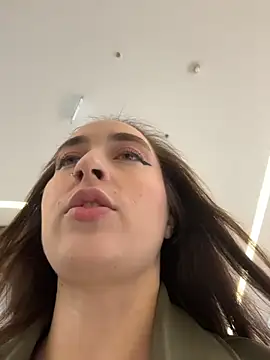 Holly Play online show from October 2025 07:06:01 AM