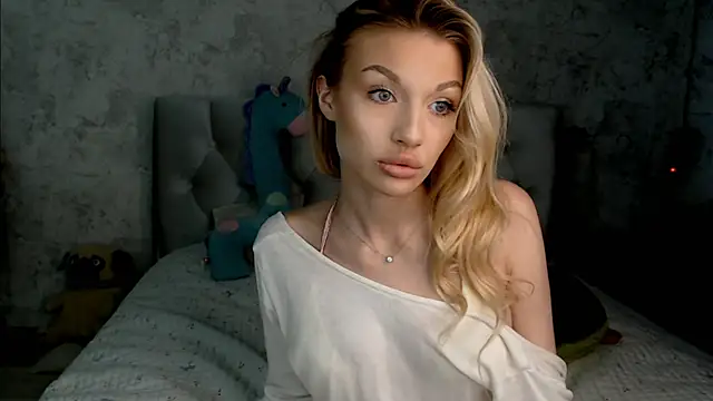 Snapshot of Ella_Milla chatting on July 2026 01:04:02 PM Ella Milla online show from July 2026 01:04:02 PM