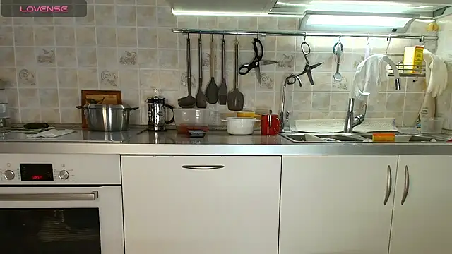 Snapshot of MilfeaN chatting on September 2025 06:59:02 AM MilfeaN online show from September 2025 06:59:02 AM