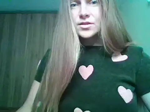 Evasapples online show from October 2025 07:01:02 PM