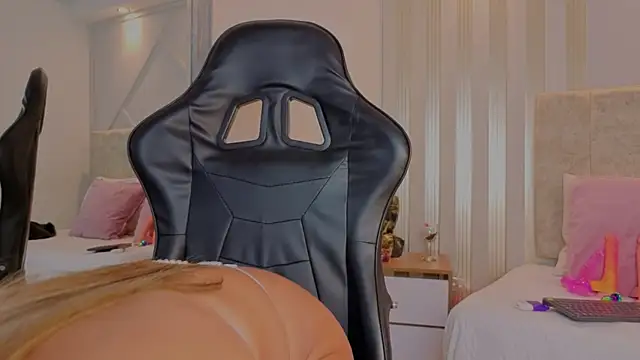 Tayra Pradit online show from October 2025 07:36:02 PM