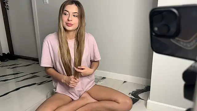 Snapshot of elisa_moon chatting on January 2025 01:06:01 AM elisa moon online show from January 2025 01:06:01 AM