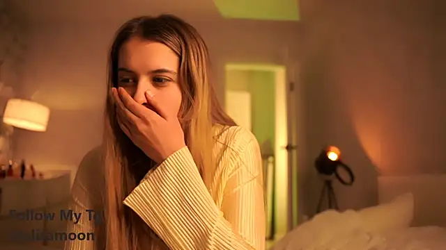 Snapshot of elisa_moon chatting on March 2025 06:01:02 PM elisa moon online show from March 2025 06:01:02 PM