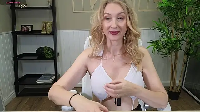 Snapshot of LadyLeea chatting on January 2025 06:20:01 AM LadyLeea online show from January 2025 06:20:01 AM