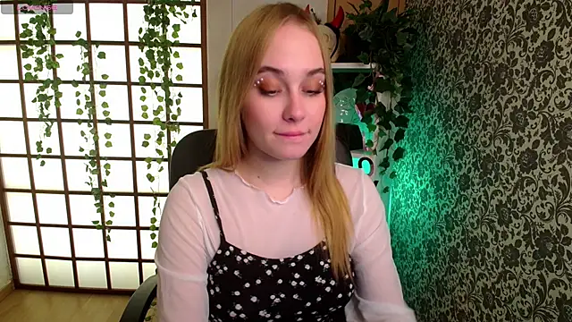 Snapshot of LianaBright chatting on December 2024 02:30:02 AM LianaBright online show from December 2024 02:30:02 AM