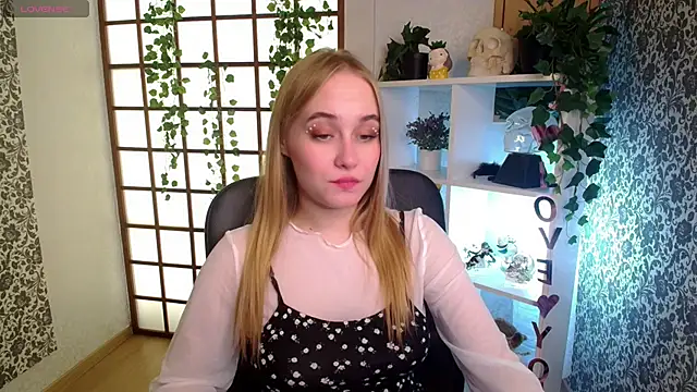 Snapshot of LianaBright chatting on December 2024 05:32:01 AM LianaBright online show from December 2024 05:32:01 AM