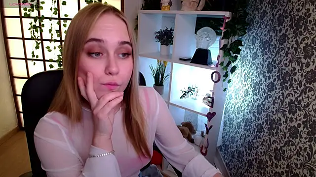 Snapshot of LianaBright chatting on December 2024 06:56:02 AM LianaBright online show from December 2024 06:56:02 AM