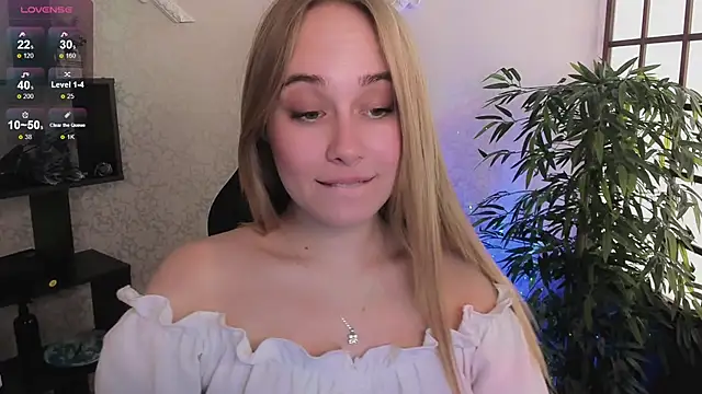 Snapshot of LianaBright chatting on March 2025 12:13:01 PM LianaBright online show from March 2025 12:13:01 PM