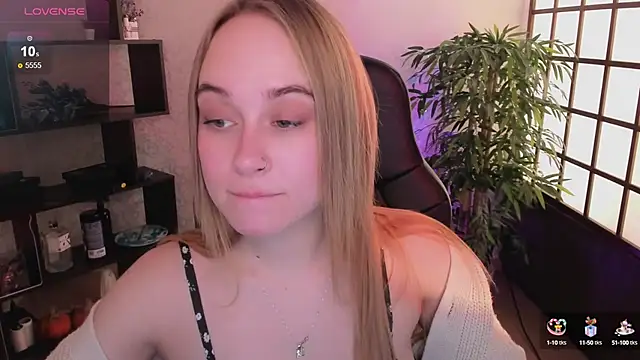 Snapshot of LianaBright chatting on March 2025 05:28:02 AM LianaBright online show from March 2025 05:28:02 AM