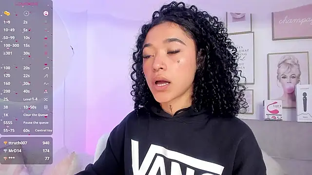 Snapshot of Crystal_Dluna chatting on January 2025 06:49:01 PM Crystal Dluna online show from January 2025 06:49:01 PM