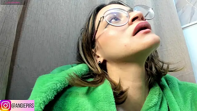 Snapshot of Angie_Pirss chatting on January 2025 01:43:02 AM Angie Pirss online show from January 2025 01:43:02 AM