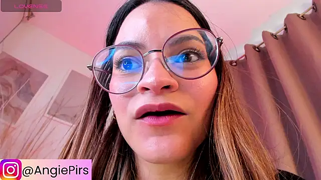 Snapshot of Angie_Pirss chatting on October 2025 09:59:01 PM Angie Pirss online show from October 2025 09:59:01 PM