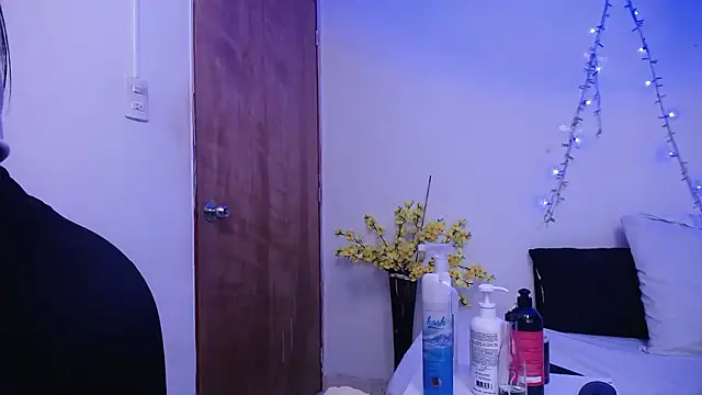 Nicol Love0 online show from February 2026 12:33:01 PM