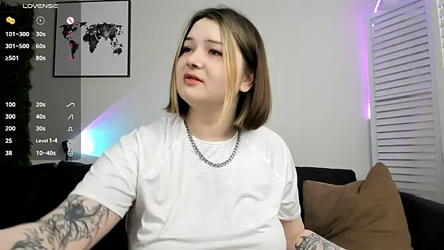 Snapshot of Alice_Walters chatting on January 2025 04:15:01 PM Alice Walters online show from January 2025 04:15:01 PM