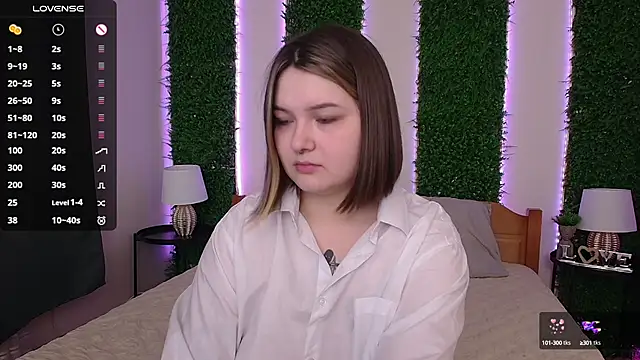 Snapshot of Alice_Walters chatting on February 2025 04:10:02 PM Alice Walters online show from February 2025 04:10:02 PM