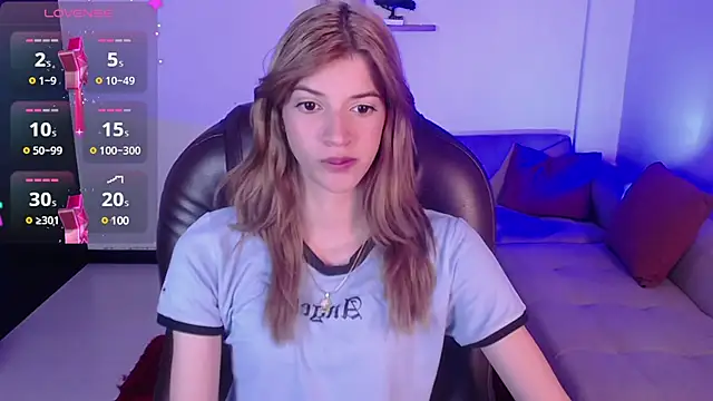 Snapshot of Nora_Vennucci chatting on January 2025 06:56:01 PM Nora Vennucci online show from January 2025 06:56:01 PM