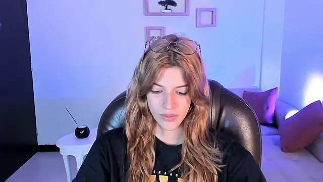 Snapshot of Nora_Vennucci chatting on February 2025 09:14:01 PM Nora Vennucci online show from February 2025 09:14:01 PM