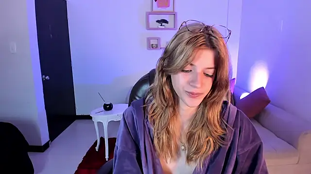 Snapshot of Nora_Vennucci chatting on February 2025 12:16:01 AM Nora Vennucci online show from February 2025 12:16:01 AM