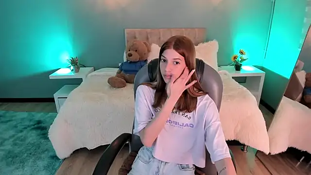 Snapshot of Nora_Vennucci chatting on October 2025 07:00:01 PM Nora Vennucci online show from October 2025 07:00:01 PM