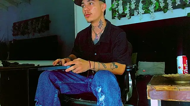 Snapshot of HannibalLester chatting on April 2026 05:01:02 AM HannibalLester online show from April 2026 05:01:02 AM