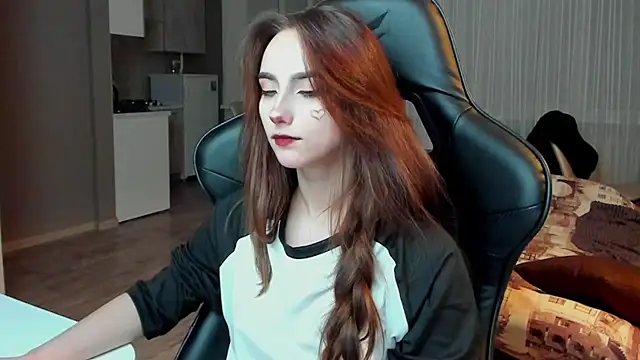 Snapshot of SilverDream chatting on February 2025 11:57:01 PM SilverDream online show from February 2025 11:57:01 PM