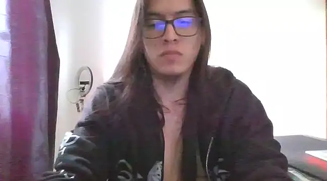 Snapshot of Pitton031 chatting on March 2025 09:32:02 PM Pitton031 online show from March 2025 09:32:02 PM