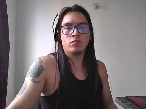 Snapshot of Pitton031 chatting on December 2025 10:25:02 PM Pitton031 online show from December 2025 10:25:02 PM