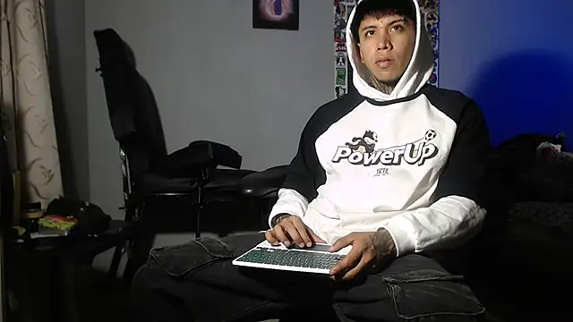 Snapshot of Nickhot0609 chatting on January 2025 01:08:01 AM Nickhot0609 online show from January 2025 01:08:01 AM