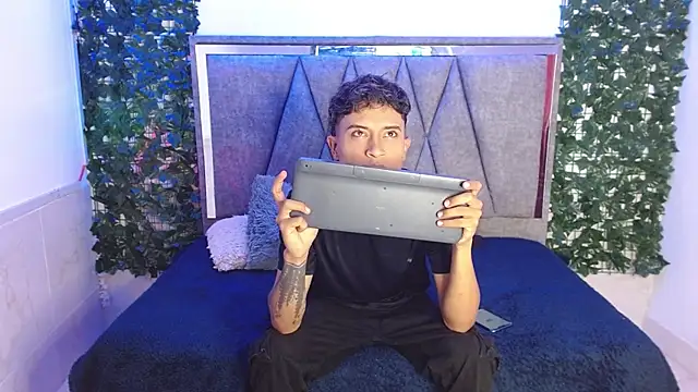 Edward Milleer online show from December 2024 02:38:02 PM