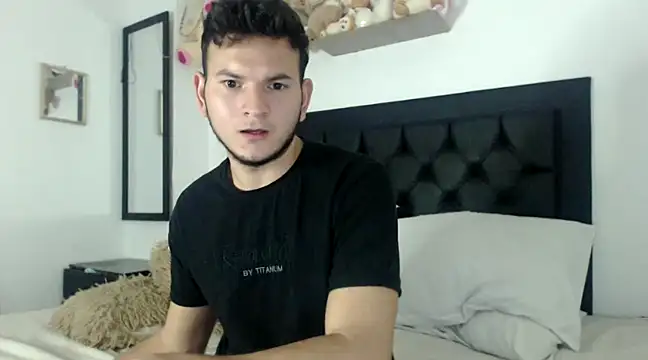 Latin Boy24 online show from February 2025 04:44:01 AM