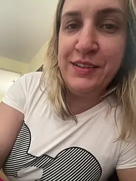 Snapshot of Bia_sexynovaes chatting on December 2025 06:26:02 PM Bia sexynovaes online show from December 2025 06:26:02 PM