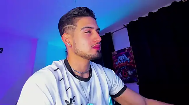 Snapshot of Giomar_Reyes chatting on January 2025 03:14:01 AM Giomar Reyes online show from January 2025 03:14:01 AM