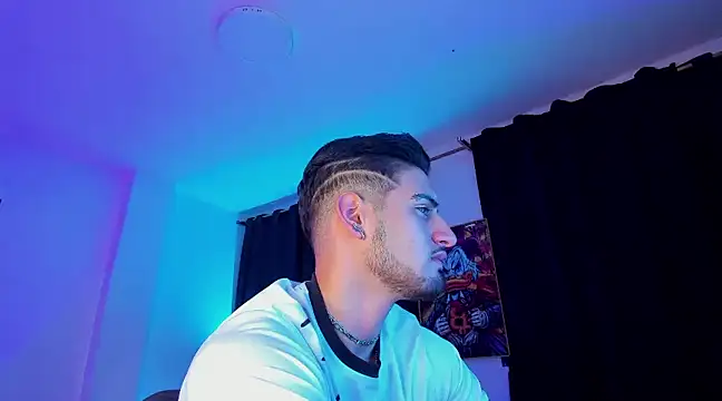 Snapshot of Giomar_Reyes chatting on January 2025 08:24:01 AM Giomar Reyes online show from January 2025 08:24:01 AM