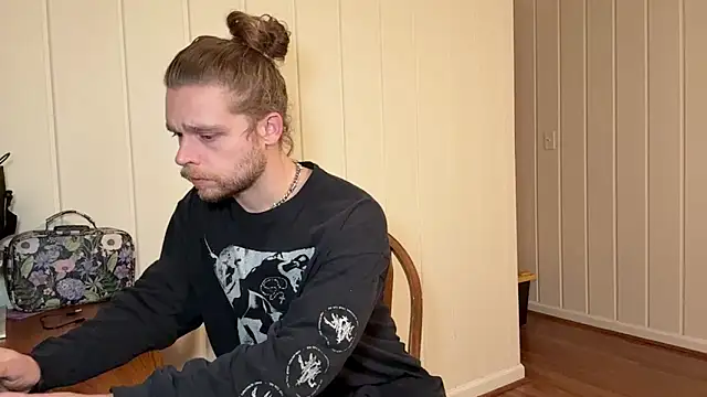 Snapshot of DaddydayDrinkzz chatting on December 2025 02:31:01 AM DaddydayDrinkzz online show from December 2025 02:31:01 AM