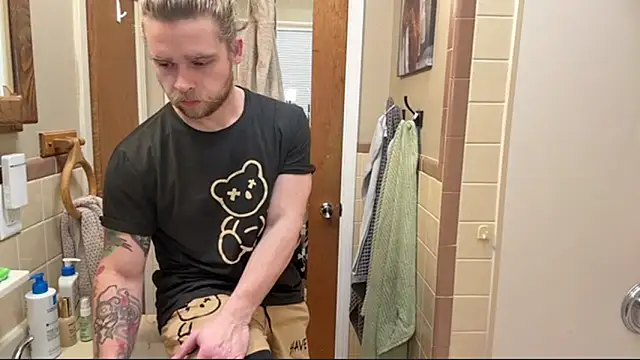 Snapshot of DaddydayDrinkzz chatting on December 2025 05:24:02 AM DaddydayDrinkzz online show from December 2025 05:24:02 AM