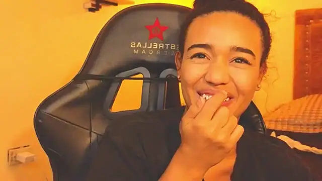 Snapshot of evafoxs chatting on November 2025 02:43:02 AM evafoxs online show from November 2025 02:43:02 AM