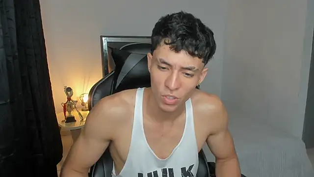 Snapshot of enzo_sloran chatting on December 2025 04:18:02 AM enzo sloran online show from December 2025 04:18:02 AM