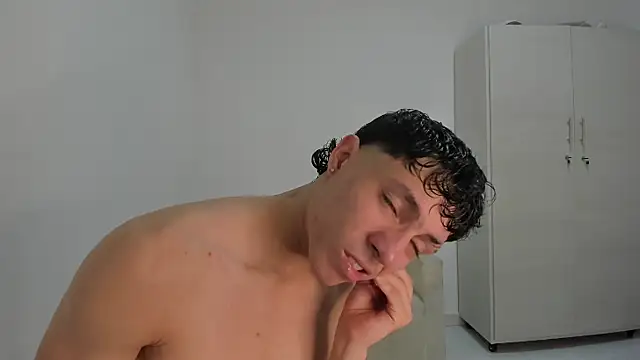 Snapshot of enzo_sloran chatting on February 2026 04:29:01 PM enzo sloran online show from February 2026 04:29:01 PM