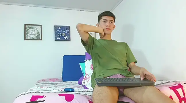 Snapshot of Noah_tyler_ chatting on December 2024 11:05:01 PM Noah tyler online show from December 2024 11:05:01 PM