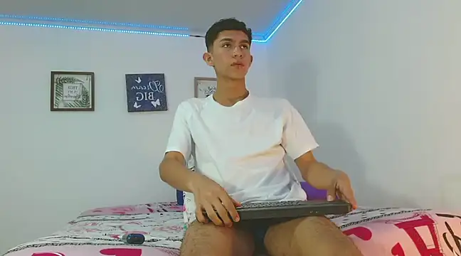 Snapshot of Noah_tyler_ chatting on December 2024 09:25:02 PM Noah tyler online show from December 2024 09:25:02 PM