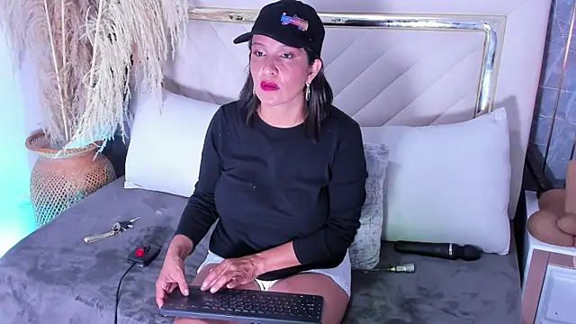 Snapshot of Slut_Milf_ chatting on September 2025 07:38:01 PM Slut Milf online show from September 2025 07:38:01 PM