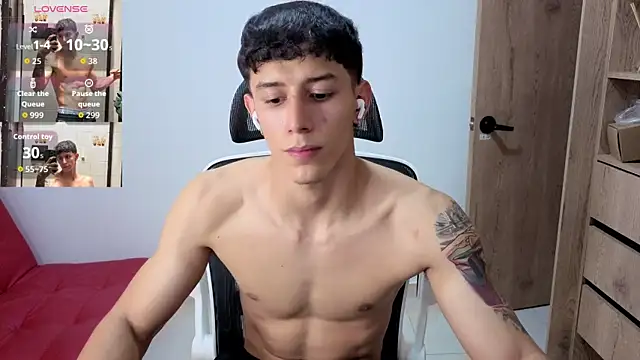 Cristopher23  online show from October 2025 10:19:01 PM